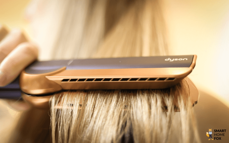 Der Dyson Airstrait wird bei nassen, blonden Haaren benutzt.